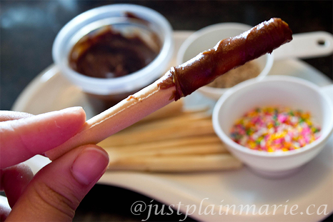 Coat your breadsticks in chocolate or another topping. Coat your breadsticks in chocolate or another topping.