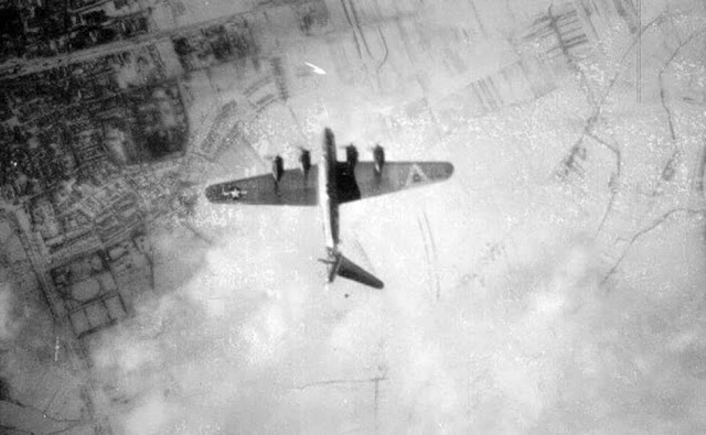 B-17 Perfectly Timed Photo worldwartwo.filminspector.com