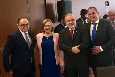 Senadora Zenaide assina documento em defesa dos Municípios em encontro da CNM