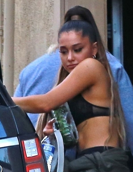 アリアナ グランデ シャネルの極小ミニバッグを持ってスタジオへ