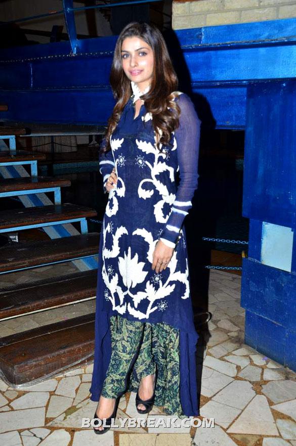 Prachi Desai wore a beautiful designer fusion blue churidar - (9) -  Asin, Prachi Desai Bol Bachchan Stills
