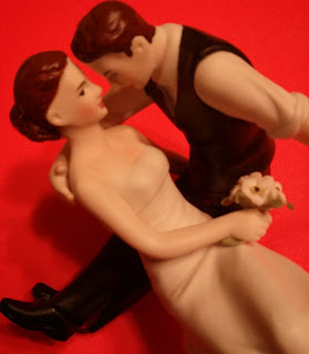 http://3.bp.blogspot.com/-ALMS91MHhyk/URxAvZeqXcI/AAAAAAAACiE/qoffaslVLg4/s320/The-Look-Of-Love-Couple-Wedding-Cake-Topper-2.jpg