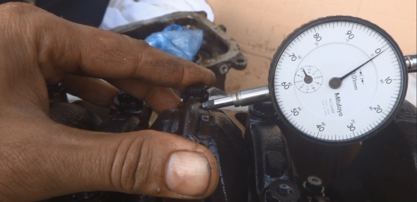 Connecting rod thrust checking using dial gauge method Engineering