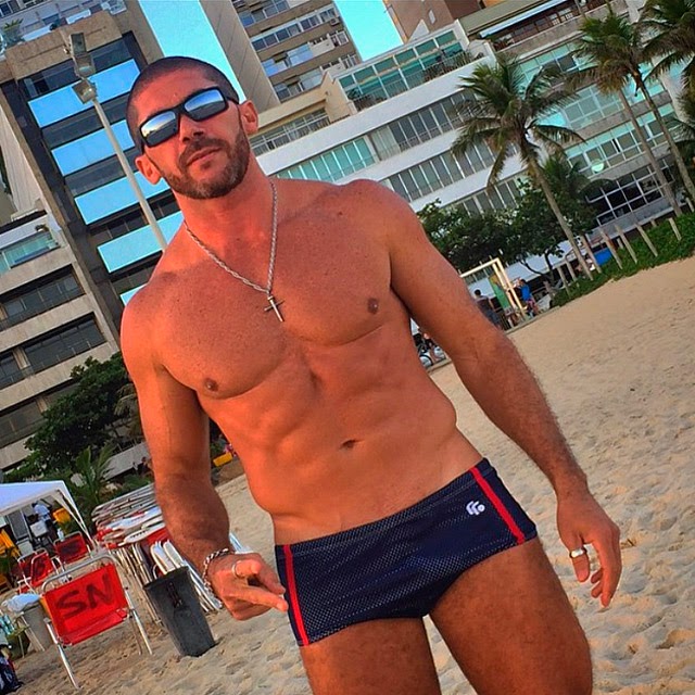 Pedro Filho vai à praia de Ipanema, no Rio. Foto: Arquivo pessoal