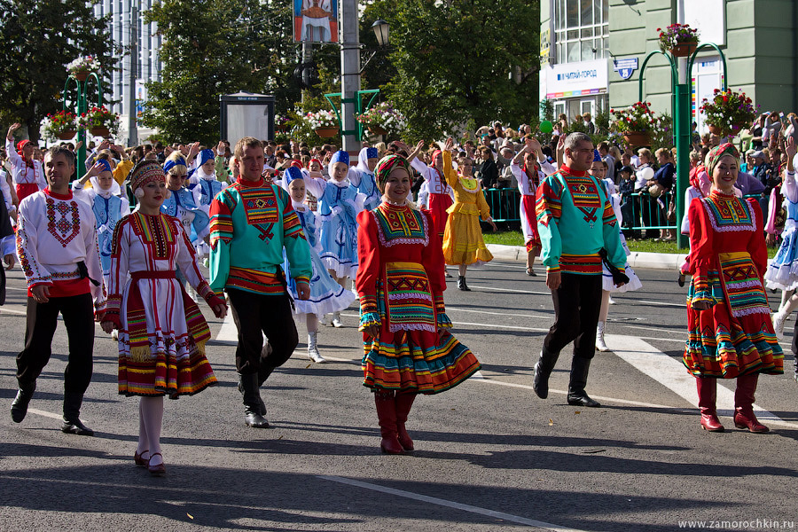 Участники парада в национальных костюмах на праздновании тысячелетия единения мордовского народа с народами России