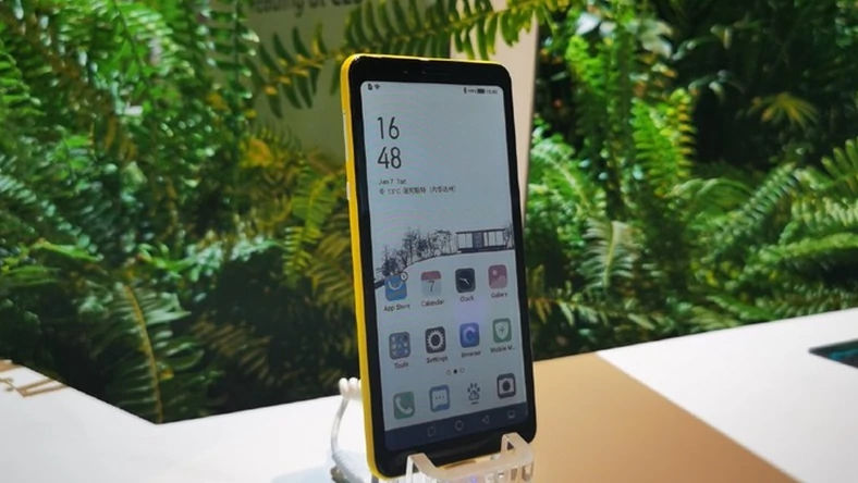 smartfon firmy Hisense z kolorowym e-papierem