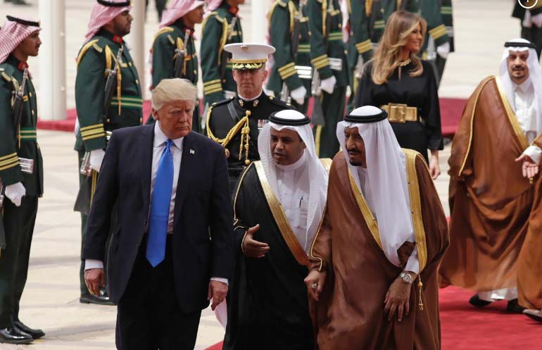 Đích thân Vua Salman ra sân bay đón Tổng thống Donald Trump. (Ảnh: AP)