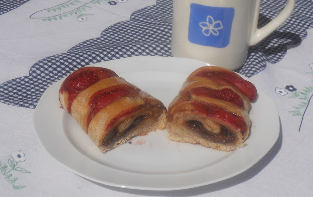 cannoli integrali ripieni di fragole e cioccolato