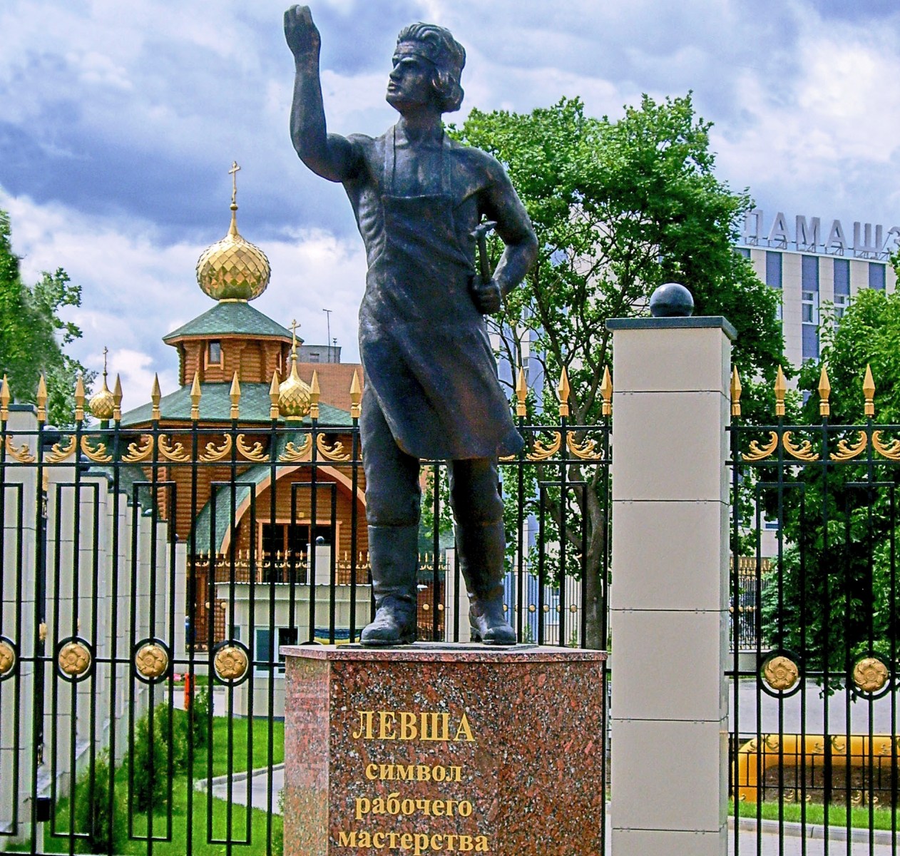 В каком городе находится памятник левше. Памятник левше в калуге. Статуя левши в туле. Скульптура левша тула. Памятник левша подковавший блоху челябинск.