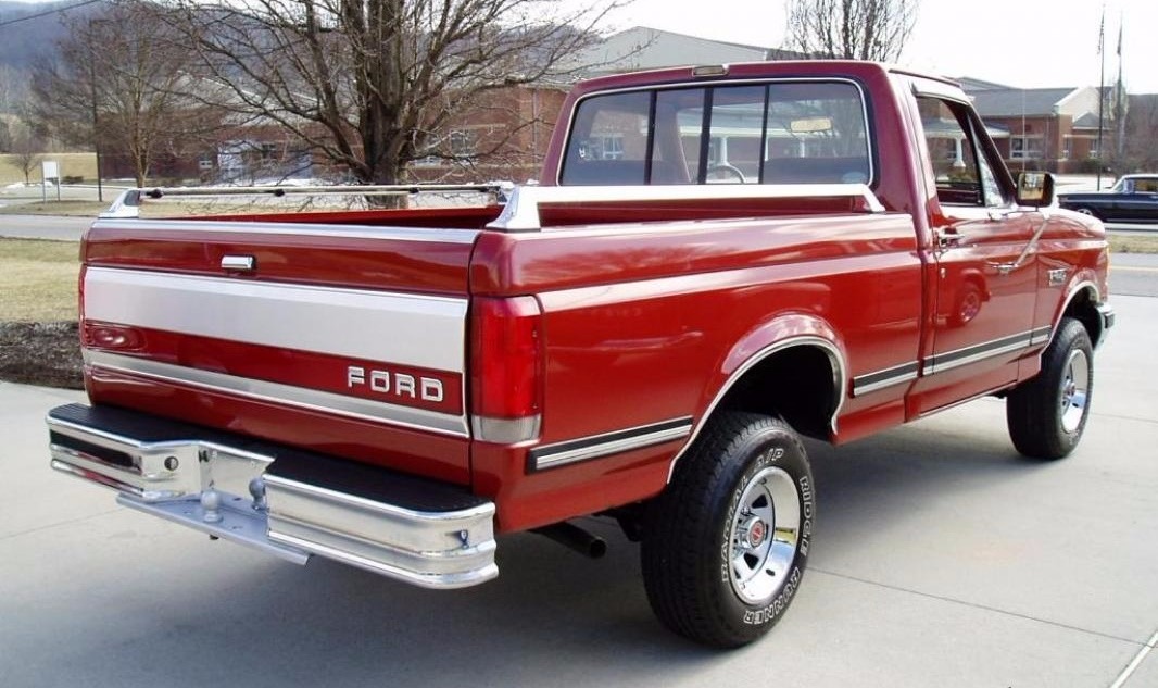 Ford 150 Pickup старый