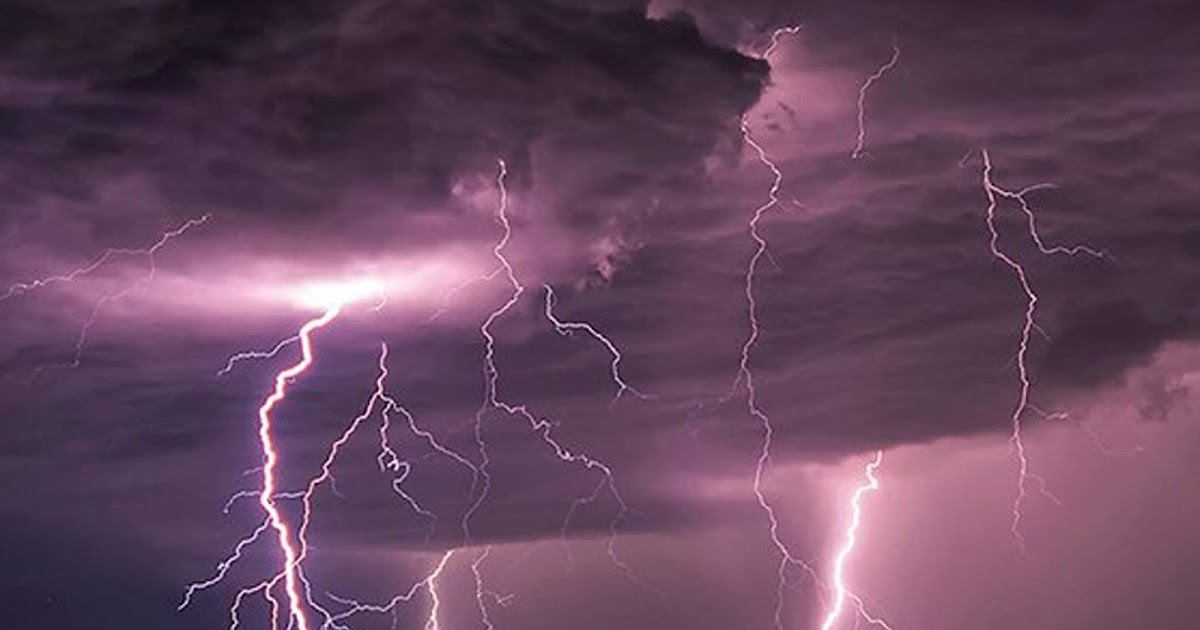 Dans les brumes du temps qui passe... La nuit avance avec son gros ventre.