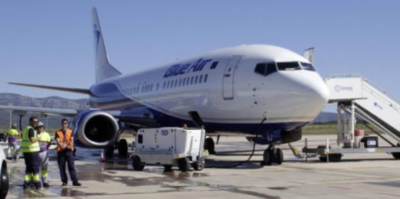 Atterraggio d'emergenza per un Volo Blue Air con allarme di cabina depressurizzata.