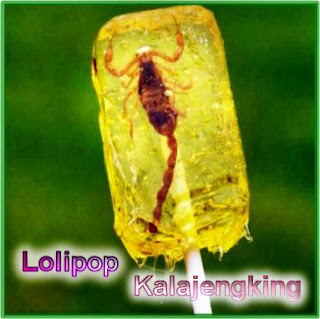 Lolipop yang berisi Kalajengking