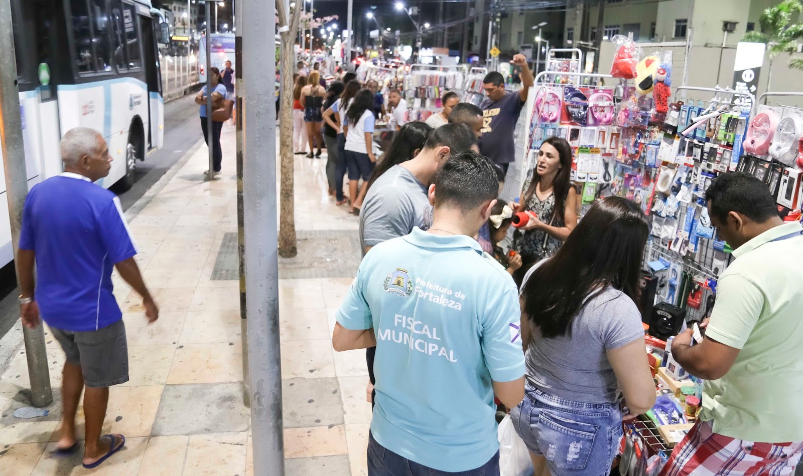 Prefeitura notifica ambulantes que ocupam corredor de ônibus da Bezerra de Menezes