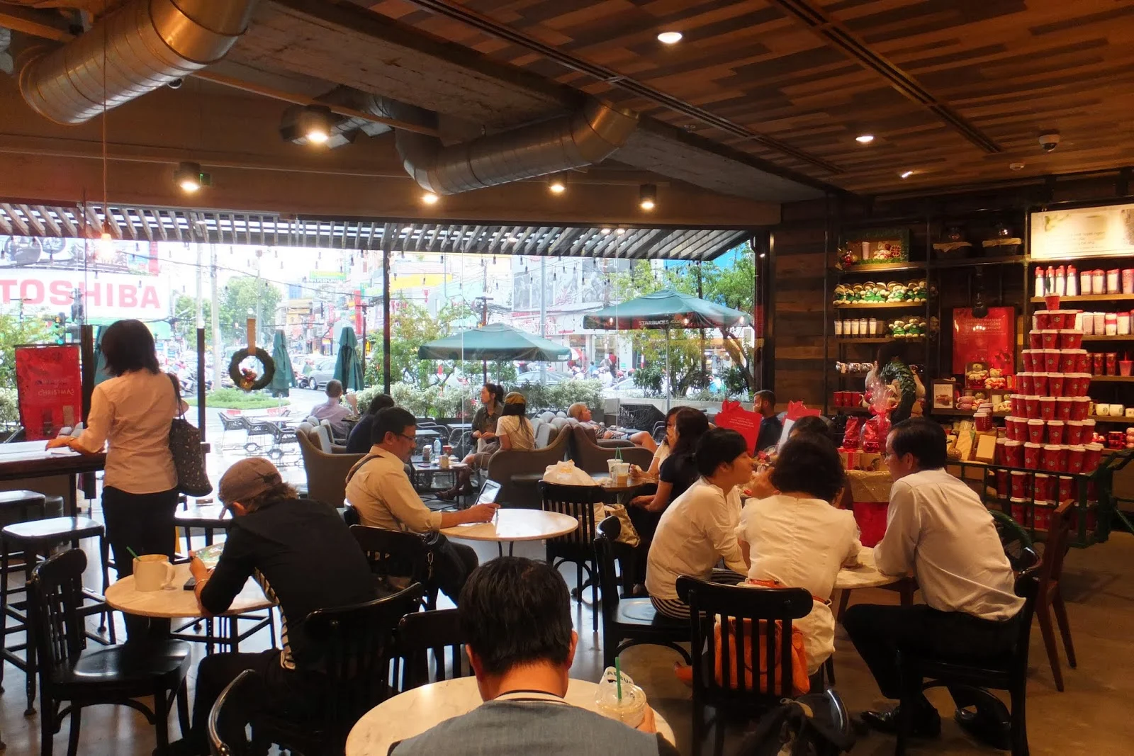 starbucks-coffee-vietnam-first-interior スターバックスコーヒーベトナム第1号店の店内