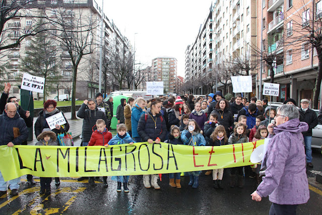 Manifestación de las familias y trabajadores del colegio La Milagrosa