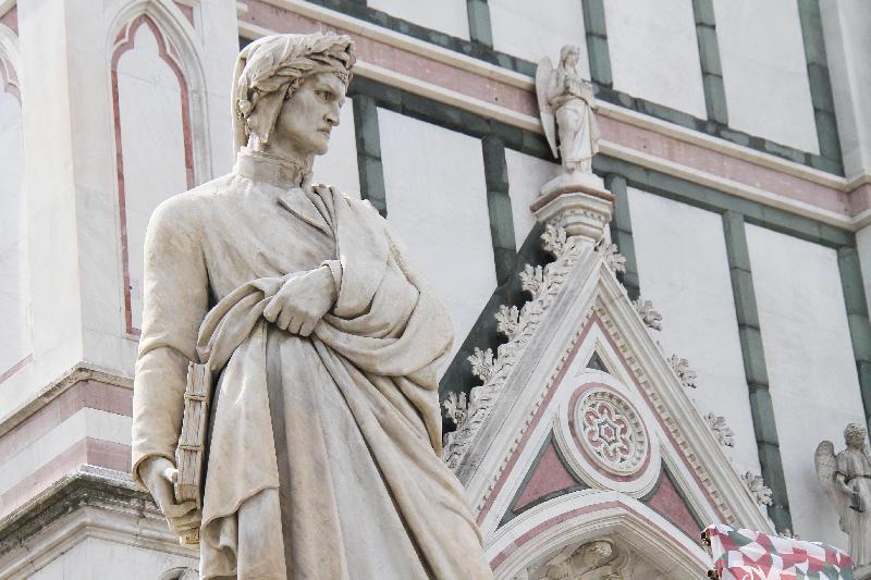 Флоренция данте. Данте Алигьери статуя во Флоренции. Памятник Данте во Флоренции. Данте Алигьери скульптура во Флоренции. Дом Данте Алигьери во Флоренции.