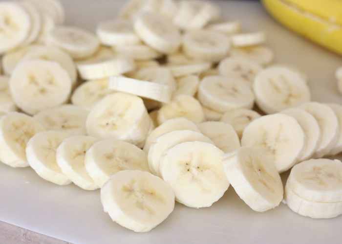 banana slices ready to be baked