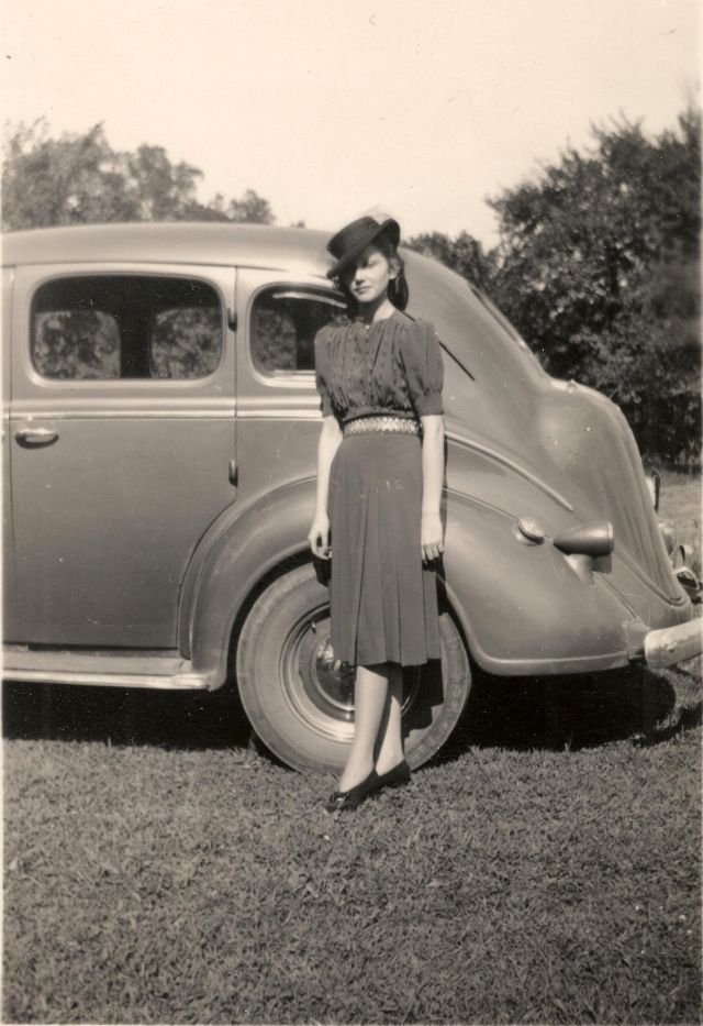 44 Cool Snaps of Fashionable Girls From the 1940s ~ Vintage Everyday