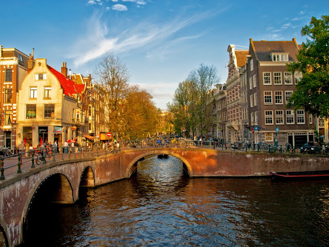 Canales de Amsterdam al atardecer