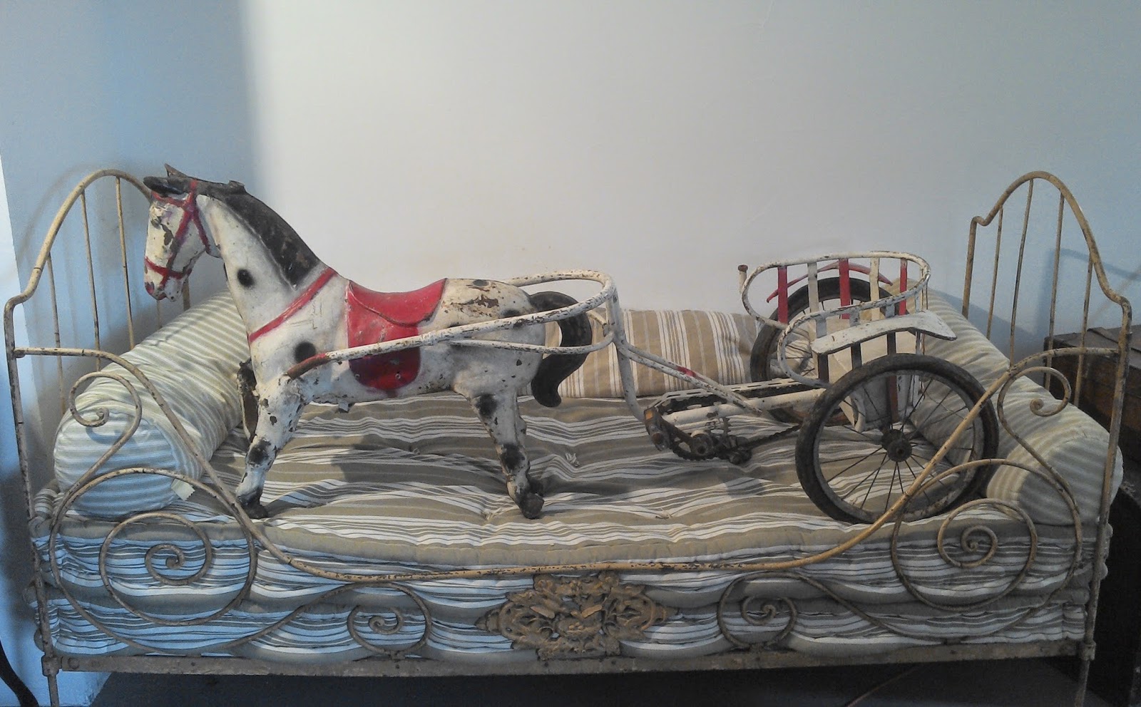 jouet ancien voiture cheval a p?�dale en t?�le avec char 