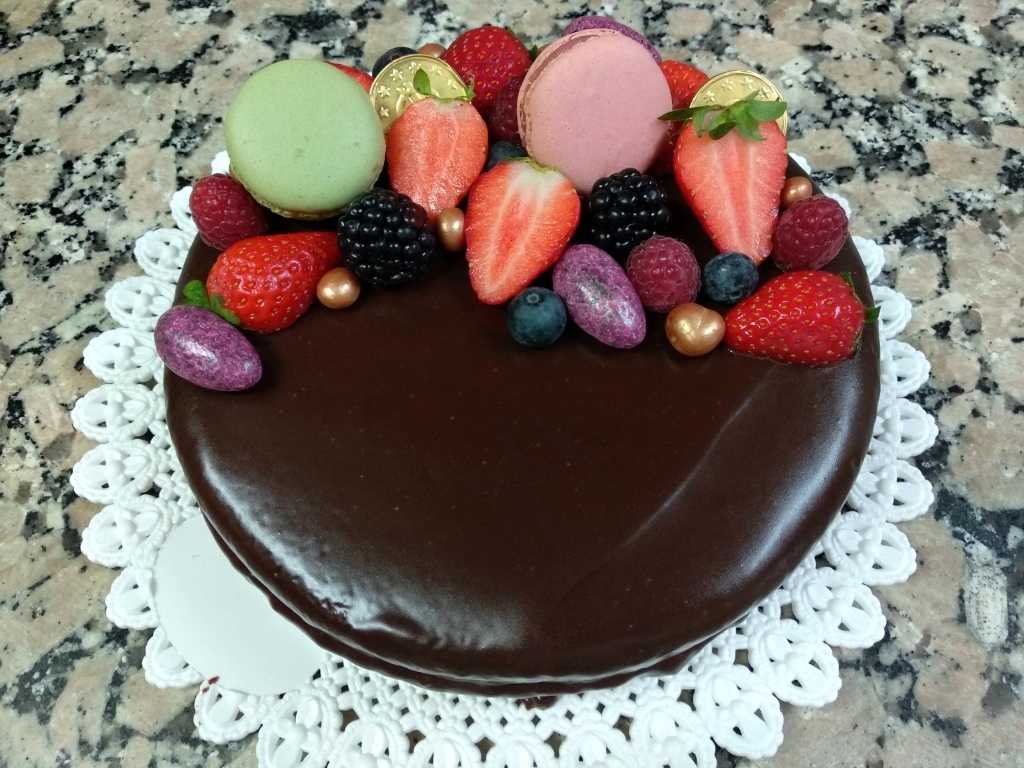 Tarta de chocolate decorada con frutas