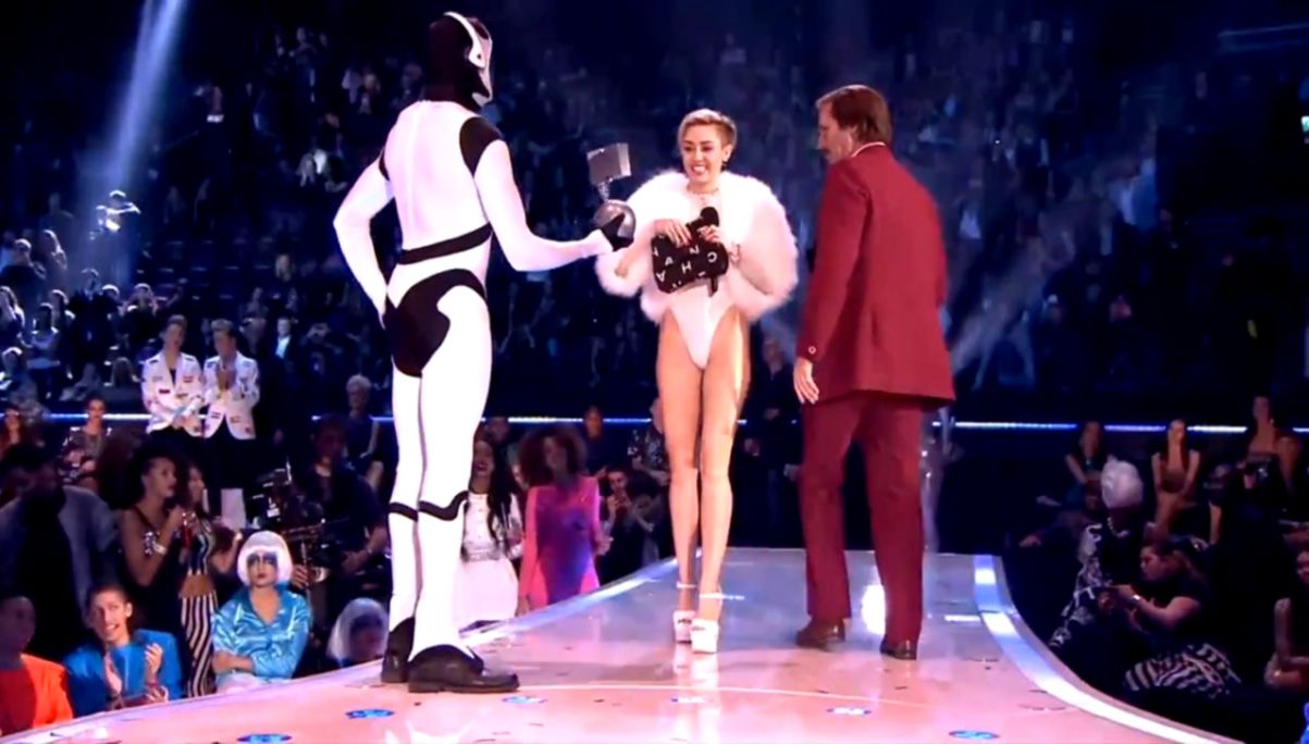 Miley Cyrus Smoking Weed Accepting Best Video 2013 MTV Europe Miley Cyrus Smoking Weed Accepting Best Video 2013 MTV Europe