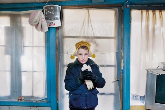 طفل يعيش مع عائلته في كوخ بجوار السكة الحديدية وتحت صفير القطارات، تصوير | أوريلي غورتس