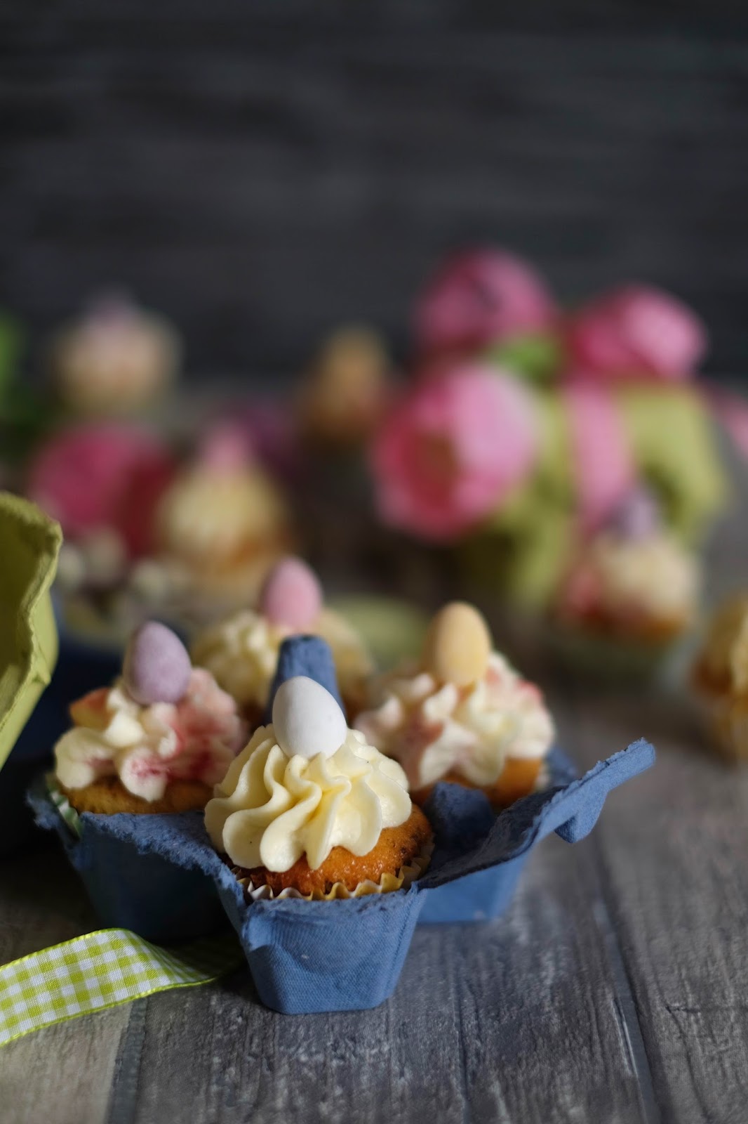 Mini Stracciatella Cupcakes mit Frucht zu Ostern | Marion&amp;#39;s Kaffeeklatsch