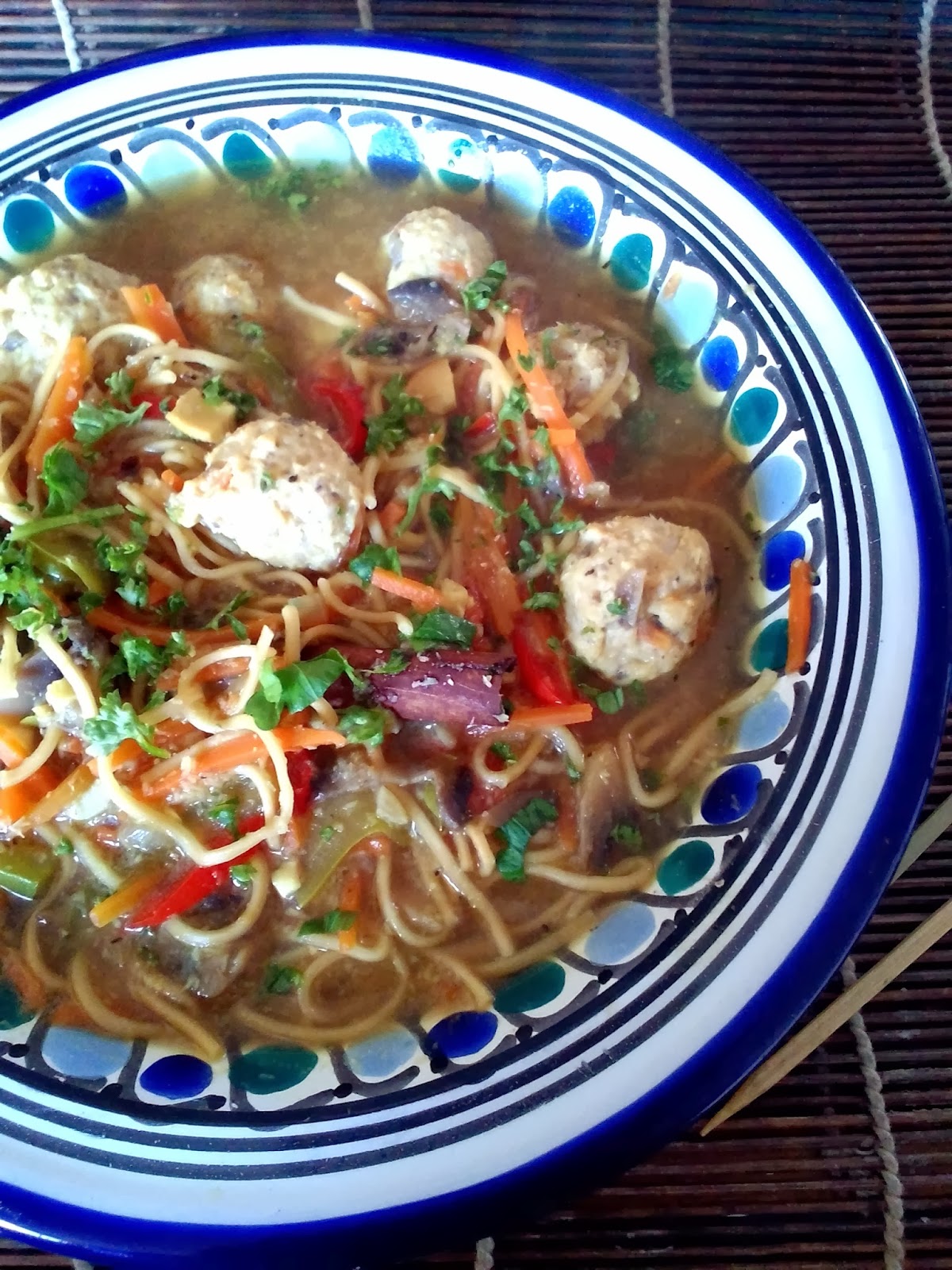 BOUILLON CURRY ET LAIT DE COCO, nouilles soba, boulettes de volaille
