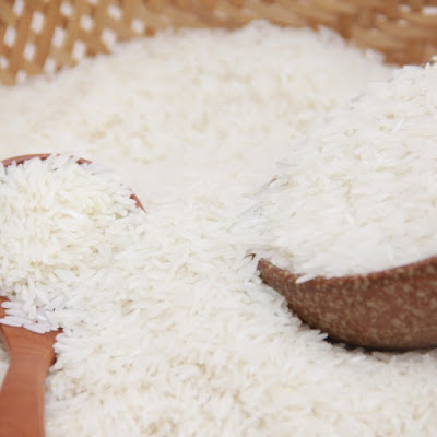 Giới thiệu Gạo thơm thượng hạng số 2 là giống cao cấp mới được nghiên cứu sản xuất bởi tập đoàn Lộc Trời, cho sản phẩm cơm dẻo vừa hương thơm tự nhiên hậu ngọt và được thị trường người tiêu dùng yêu thích. Gạo được trồng ở vùng nguyên liệu tập trung, chế biến theo quy trình HACCP châu Âu vượt qua 603 chỉ tiêu khắt khe của Nhật, đảm bảo được nguồn gốc rõ ràng, cam kết chất lượng đến người tiêu dùng: Không đấu trộn Không chất tẩy trắng tạo mùi Không dư lượng hóa chất Chỉ tiêu chất lượng Độ ẩm ≤ 14.5 % Tỷ lệ tấm ≤ 3 % Thành phần dinh dưỡng trong 1 kg sản phẩm Carbonhydrate ≥ 750 g Protein ≥ 60 g Sắt ≥ 2.5 mg Vitamin B1 ≥ 140µ g Lipid ≥ 1 g Chúng tôi tạo ra gạo như thế nào? Gạo của Hạt Ngọc Trời được trồng ở vùng nguyên liệu tập trung, cùng quy trình kiểm soát nghiêm ngặt “từ đồng ruộng đến bàn ăn” của người tiêu dùng, vượt qua 603 chỉ tiêu khắt khe của Nhật. Hướng dẫn sử dụng Vo gạo trước khi nấu Cho vào nước, với mỗi 200 g (01 chén) gạo nấu với 240-300 ml (1,2-1,5 chén) nước (có thể tăng hoặc giảm lượng nước tùy theo khẩu vị) Nấu cơm đến khi cơm chín (khoảng 20 phút), sau đó chờ thêm khoảng 10 phút để cơm ráo Lưu ý : hạn chế mở nắp hoặc đảo cơm khi nấu Hướng dẫn bảo quản Bảo quản nơi khô ráo thoáng mát tránh ánh nắng mặt trời Giới thiệu Gạo thơm thượng hạng số 2 là giống cao cấp mới được nghiên cứu sản xuất bởi tập đoàn Lộc Trời, cho sản phẩm cơm dẻo vừa hương thơm tự nhiên hậu ngọt và được thị trường người tiêu dùng yêu thích. Gạo được trồng ở vùng nguyên liệu tập trung, chế biến theo quy trình HACCP châu Âu vượt qua 603 chỉ tiêu khắt khe của Nhật, đảm bảo được nguồn gốc rõ ràng, cam kết chất lượng đến người tiêu dùng: Không đấu trộn Không chất tẩy trắng tạo mùi Không dư lượng hóa chất Chỉ tiêu chất lượng Độ ẩm ≤ 14.5 % Tỷ lệ tấm ≤ 3 % Thành phần dinh dưỡng trong 1 kg sản phẩm Carbonhydrate ≥ 750 g Protein ≥ 60 g Sắt ≥ 2.5 mg Vitamin B1 ≥ 140µ g Lipid ≥ 1 g Chúng tôi tạo ra gạo như thế nào? Gạo của Hạt Ngọc Trời được trồng ở vùng nguyên liệu tập trung, cùng quy trình kiểm soát nghiêm ngặt “từ đồng ruộng đến bàn ăn” của người tiêu dùng, vượt qua 603 chỉ tiêu khắt khe của Nhật. Hướng dẫn sử dụng Vo gạo trước khi nấu Cho vào nước, với mỗi 200 g (01 chén) gạo nấu với 240-300 ml (1,2-1,5 chén) nước (có thể tăng hoặc giảm lượng nước tùy theo khẩu vị) Nấu cơm đến khi cơm chín (khoảng 20 phút), sau đó chờ thêm khoảng 10 phút để cơm ráo Lưu ý : hạn chế mở nắp hoặc đảo cơm khi nấu Hướng dẫn bảo quản Bảo quản nơi khô ráo thoáng mát tránh ánh nắng mặt trời