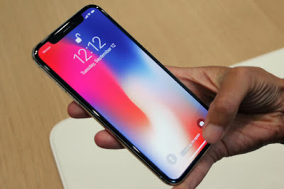 Spesifikasi iPhone X Spesifikasi iPhone X Di sektor fotografi, hp ini di bekali dua modul kamera belakang beresolusi 12 Mega piksel. kedua kamera tersebut memiliki fungsi yang berbeda. kamera 12 MP berfungsi sebagai lensa wide angle dengan diafragma f/1.8, sedangkan kamera 12 MP satunya berfungsi sebagai lensa telephoto dengan diafragma f/2.4. Jika kedua modul kamera tersebut fungsinya di satukan, maka akan menghasilkan foto bokeh yang tajam, jernih serta rapih.Untuk berfoto selfie ria, anda akan di suguhkan dengan kamera depan 7 MP yang sudah di lengkapi mode potrait yang mampu menghasilkan foto selfie dengan latar belakang blur (bokeh). Selanjutnya di sektor performa, hp ini di bekali processor Hexa-core 64 bit dengan chipset terbaru buatan apple yakni A11 Bionic. processor tersebut di kombinasikan dengan RAM 3GB sehingga mampu menghasilkan performa yang cepat.Di sektor tampilan, hp ini di bekali layar OLED Super Retina HD berukuran 5.8 inchi dengan resolusi 1125 x 2436 piksel dengan kerapatan piksel hingga ~458 ppi. di atas kertas, layar tersebut mampu menampilkan gambar yang sangat jernih dan tajam. Kelebihan Desain premium dan mewah. Layar dengan bezel tipis yang tampil menawan. Layar OLED berteknologi Super Retina HD dengan resolusi dan kerapatan layar yang tinggi sehingga mampu menampilkan gambar yang sangat jernih dan