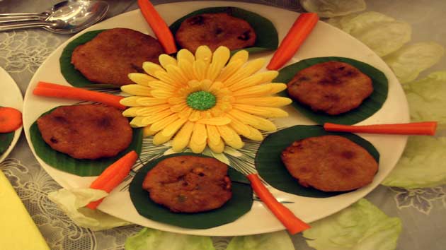 http://www.indianlazizkhana.com/2016/08/raw-banana-pakora-recipe-in-hindi.html
