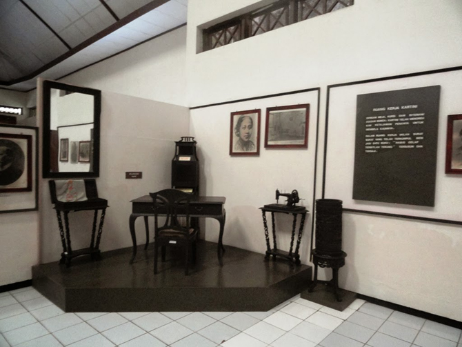 Dokumentasi di dalam ruangan museum Kartini, Jepara