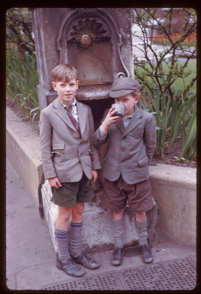 26 Stunning Color Photographs That Capture Street Scenes of London in