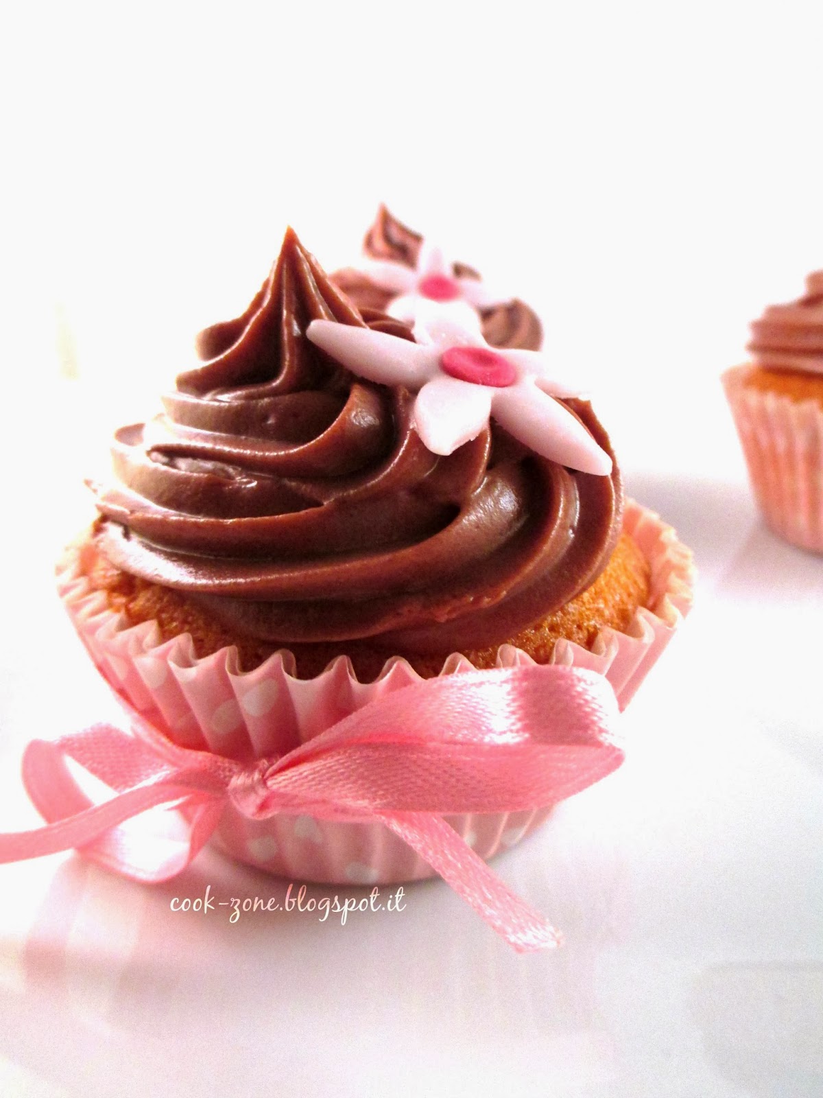 vanilla cupcakes con ganache al cioccolato