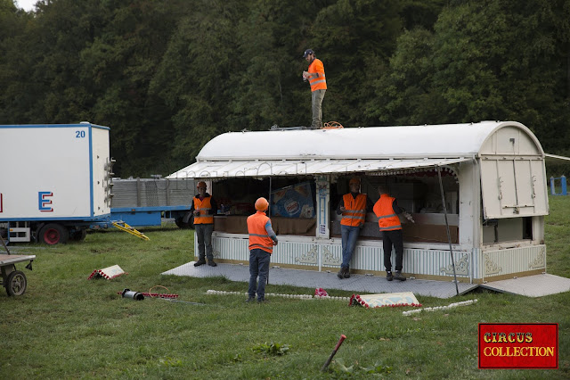 Devant le chapiteau, les employés du cirque Knie installent le grand et le petit buffet puis montent la tente d'entrée du cirque. ( Bulle le 24 septembre 2018 ) photo Philippe Ros