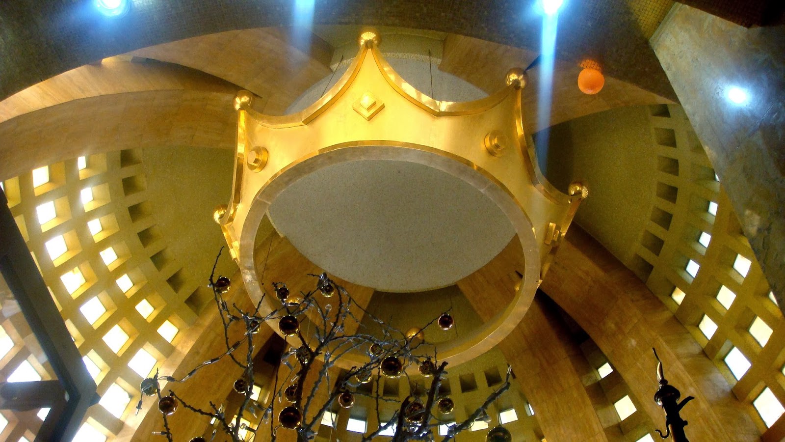 Ciudades mexicanas: Corona gigante de Cristo Rey en interior de templo 2013