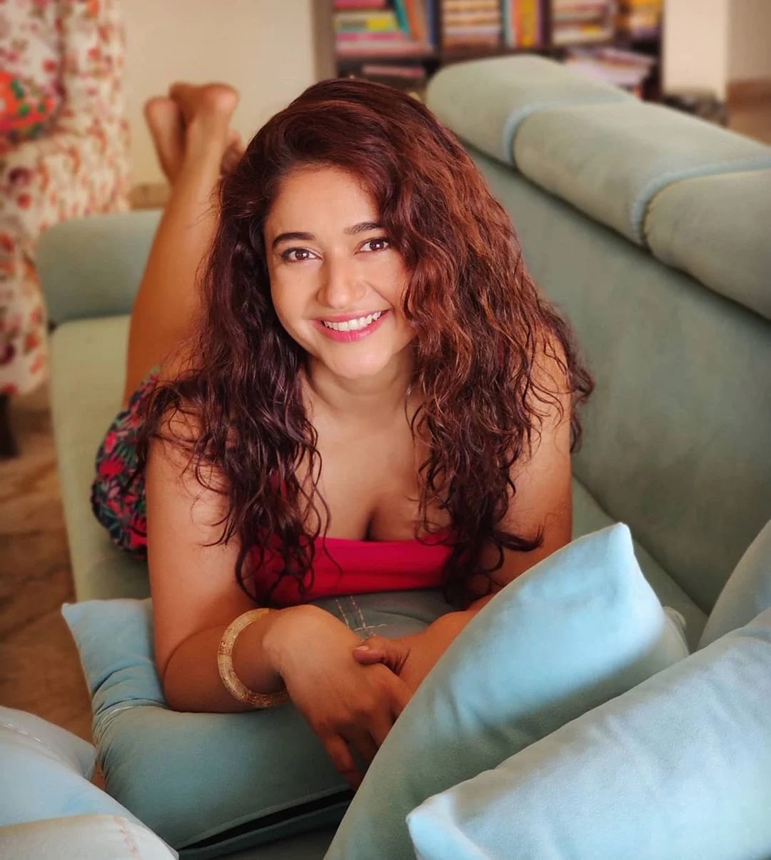 South Spicy Poonam Bajwa Hot and Sexy Photos: Cute and 