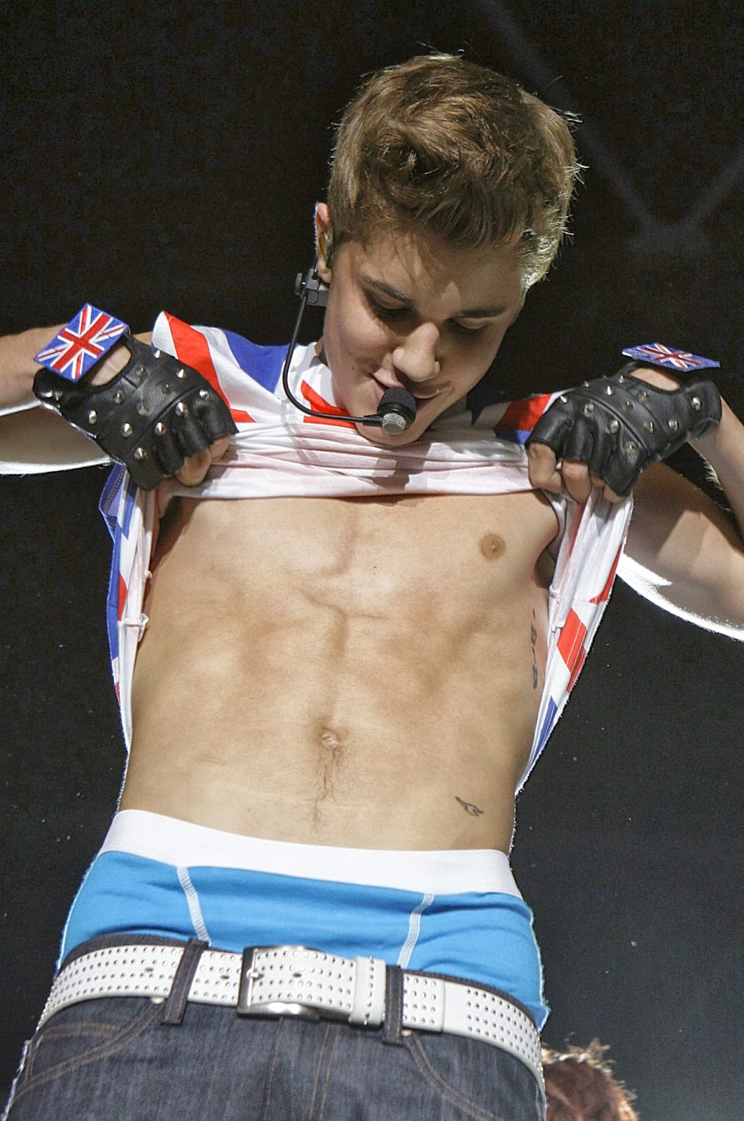 Celeb Saggers: Justin Bieber Flashing His Body & Boxers at Capital's Summer  Time Ball