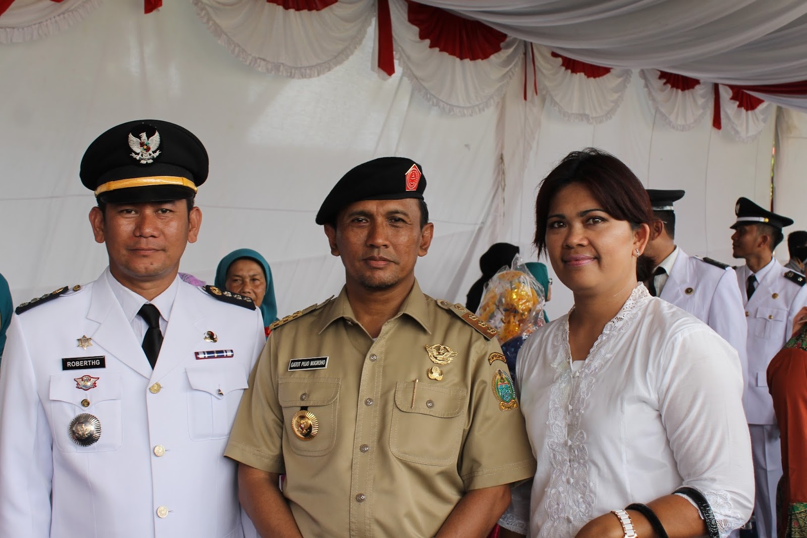 ROBERT HENDRA GINTING,AP,MSi: Gubernur Sumatera Utara Serahkan Piala