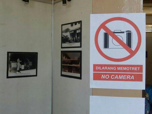 Dilarang memotret gambar di museum