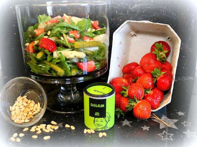 Frischer Spargel - Erdbeere - Salat