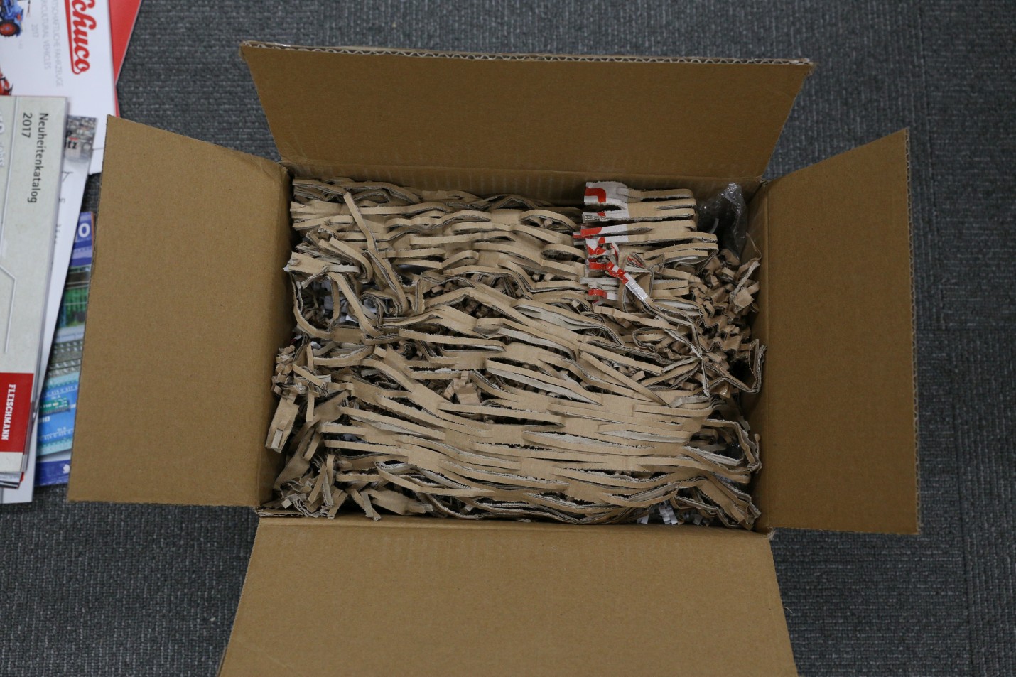 リサイクルされた箱で家を飾りましょう -