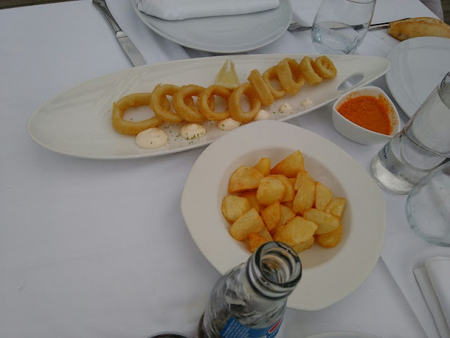 Calamares a la romana y patatas bravas Calamares a la romana y patatas bravas