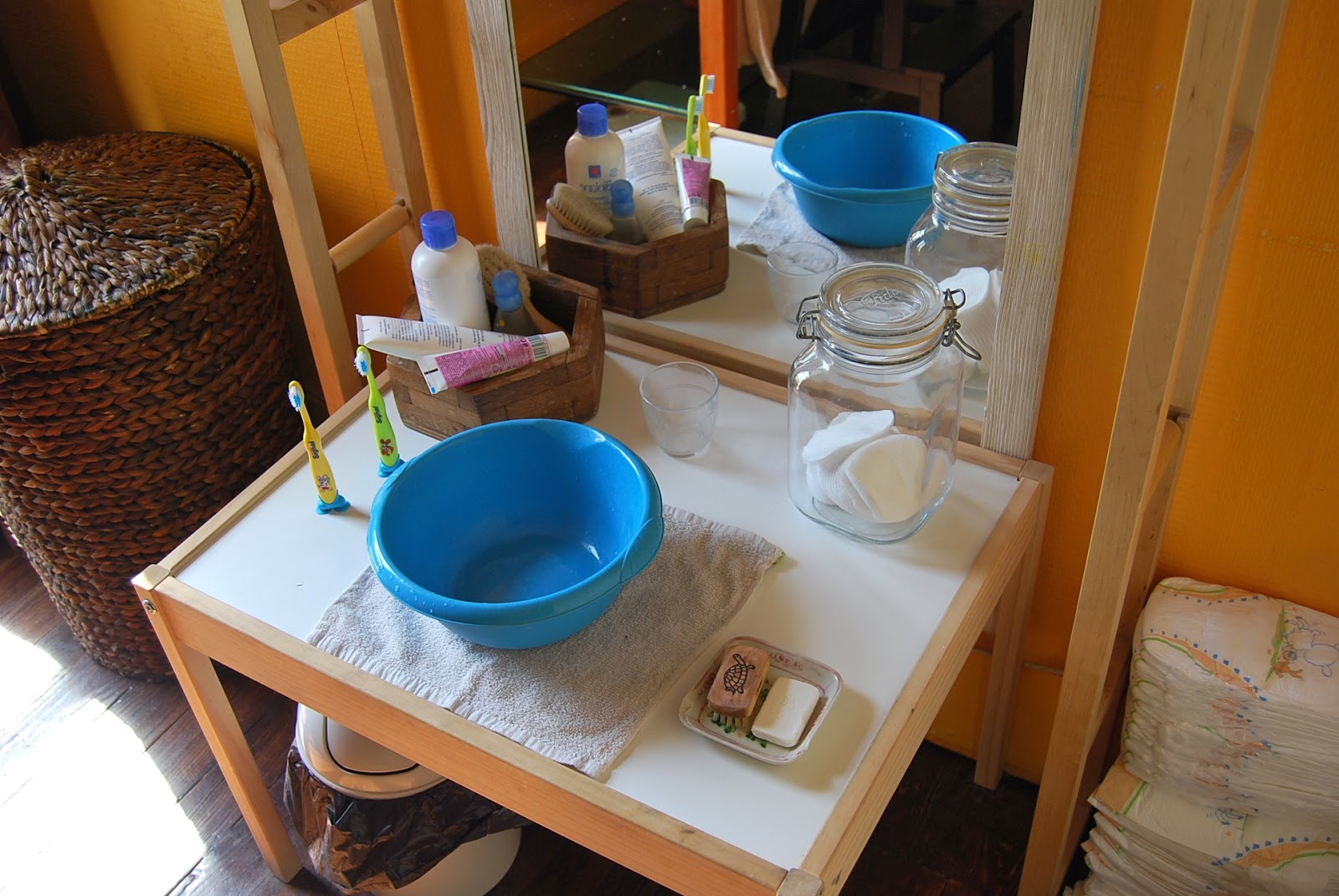 Installer une salle de bains Montessori avec un lavabo d'apprentissage
