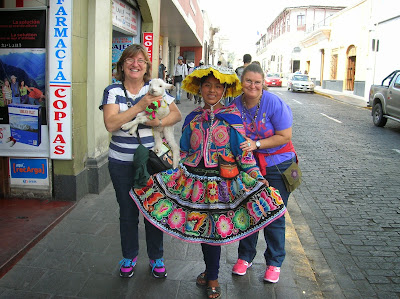 Traje típico de Arequipa, Perú, La vuelta al mundo de Asun y Ricardo, round the world, mundoporlibre.com