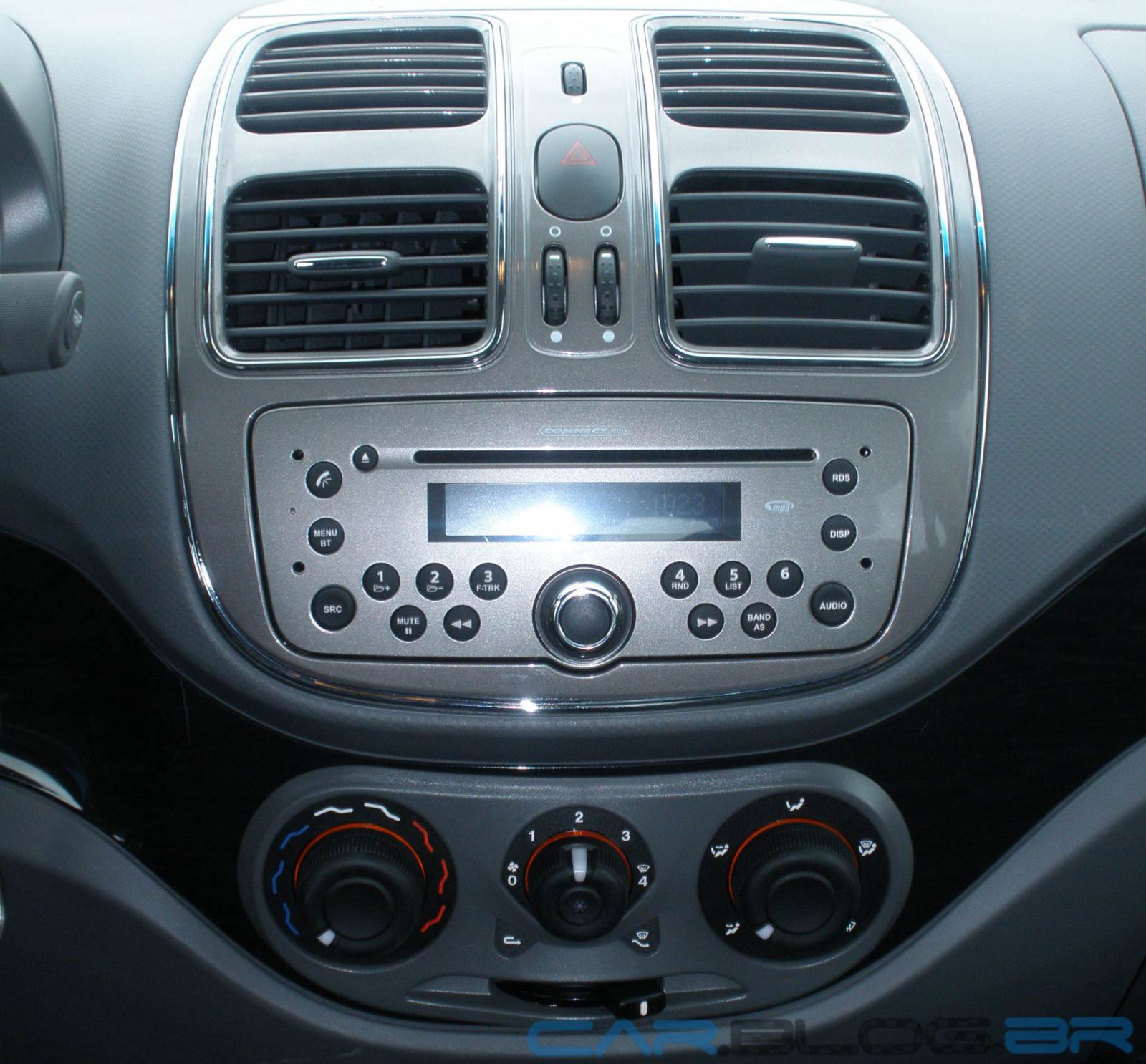 Fiat Grand Siena Essence 1.6 2013: fotos, preço, consumo e ficha técnica