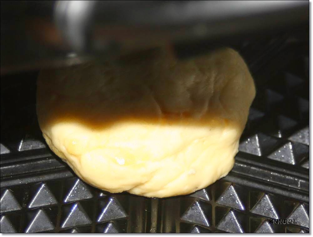 Waffeleisen anheizen, Kugel in die Mitte des Waffeleisens legen und