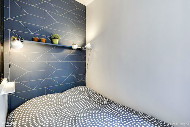 dormitorio pequeño con papel pintado como cabecero